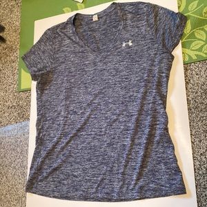 Large Under Armour Loose Heat Gear Vneck